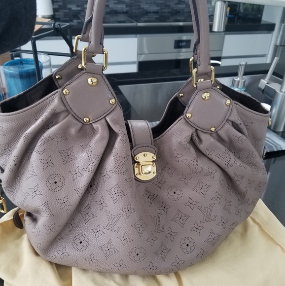 🤩SOLD🤩Vuitton Mahina Hobo L Poudre - Picture 1 of 8